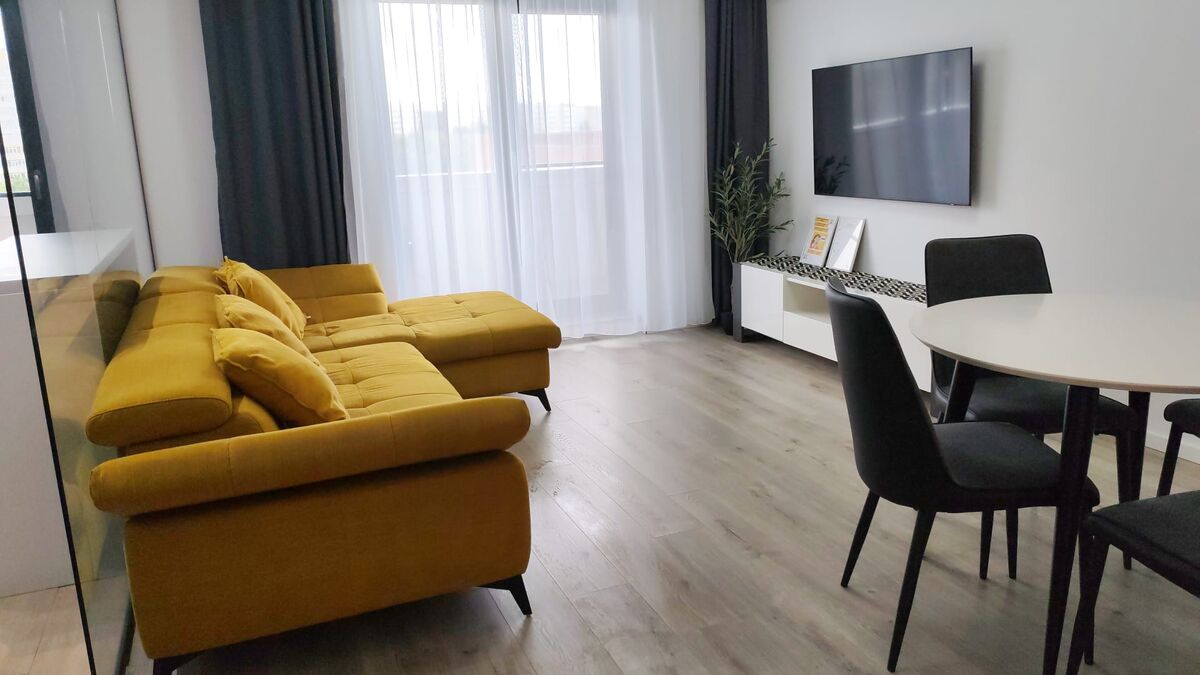 Același living curat, aranjat și lustruit după curățenia generală